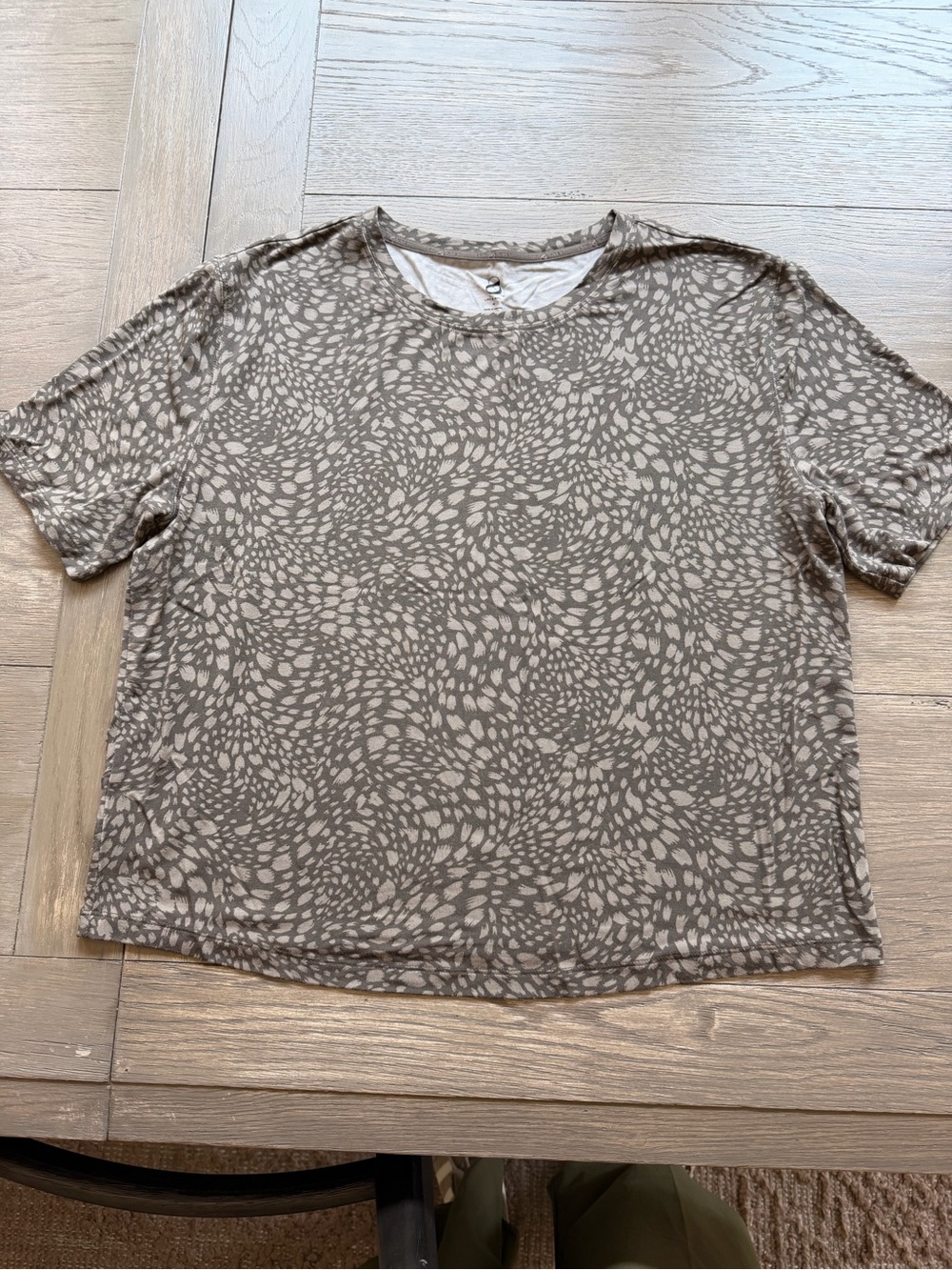 Lou & Grey Taupe Short Sleeve Crewneck Tee with Cream Spot Print